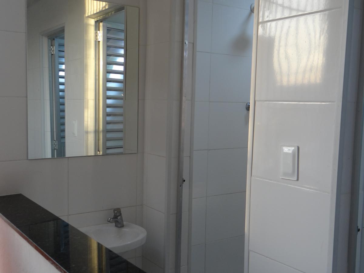 Quarto Individual Básico com Banheiro Compartilhado